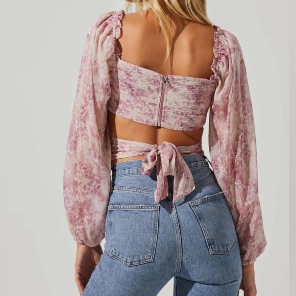 ASTR
SAVITA ABSTRACT PRINT RUCHED CUTOUT TOP Size Small - Picture 1 of 8